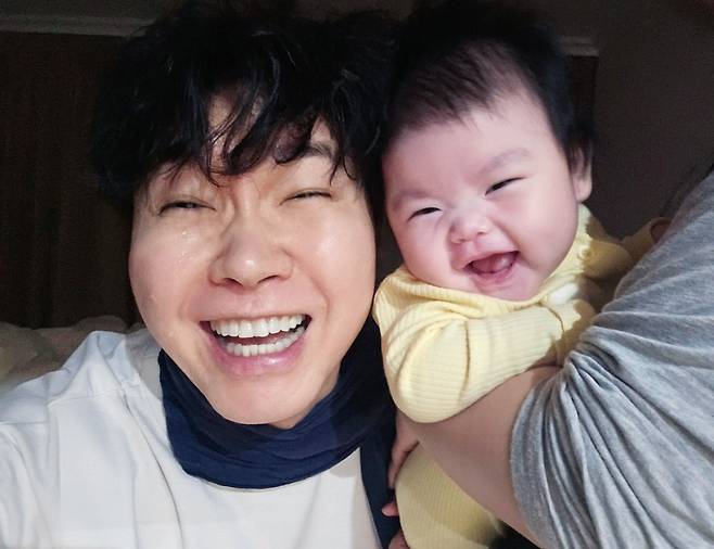 박수홍은 23세 연하 김다예씨와 2022년 12월 결혼, 시험관 시술 끝에 지난해 10월 딸 재이양을 품에 안았다. /사진=인스타그램 갈무리