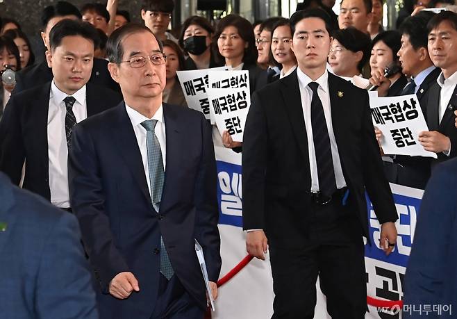 한덕수 대통령 권한대행 국무총리가 추가경정예산안 시정연설을 위해 24일 오전 서울 여의도 국회에서 본회의장으로 이동하고 있다. 2025.04.24. /사진=뉴시스 /사진=