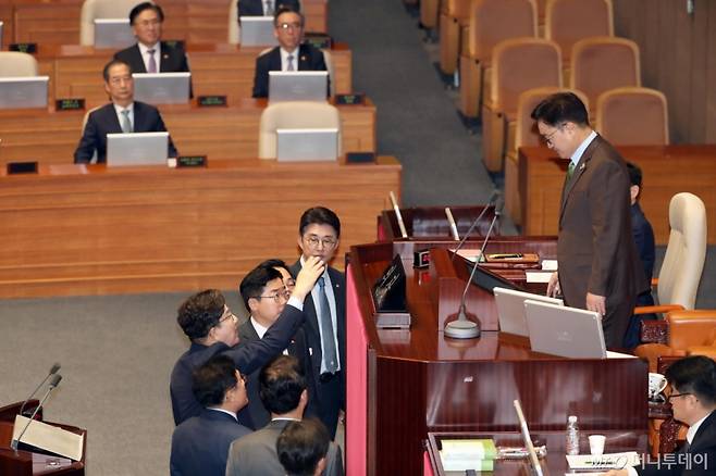 우원식 국회의장이 24일 오전 서울 여의도 국회 본회의장에서 2025년도 제1회 추가경정예산안에 대한 정부의 시정연설을 마친 한덕수 대통령 권한대행에게 유감을 표하자, 권성동 국민의힘 원내대표가 우 의장에게 항의하고 있다. 2025.04.24. /사진=뉴시스 /사진=김호웅