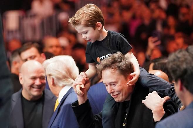 일론 머스크 테슬라 CEO와 아들 X가 12일(현지시간) 플로리다주 마이애미 카세야 센터에서 열린 UFC 경기를 관람하기 위해 도널드 트럼프 대통령과 도착을 하고 있다. /로이터=뉴스1