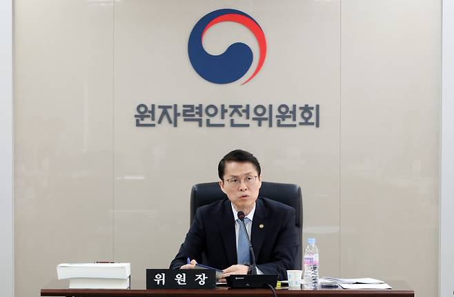 24일 열린 제212회 원자력안전위원회에서 최원호 위원장이 발언하고 있다. /사진=원자력안전위원회