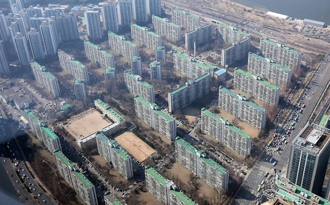 특별공급 청약제도의 개선이 필요하다는 건설업계 주장이 제기됐다. 서울 송파구 롯데월드타워에서 바라본 강남 아파트 단지 모습./사진=뉴스1