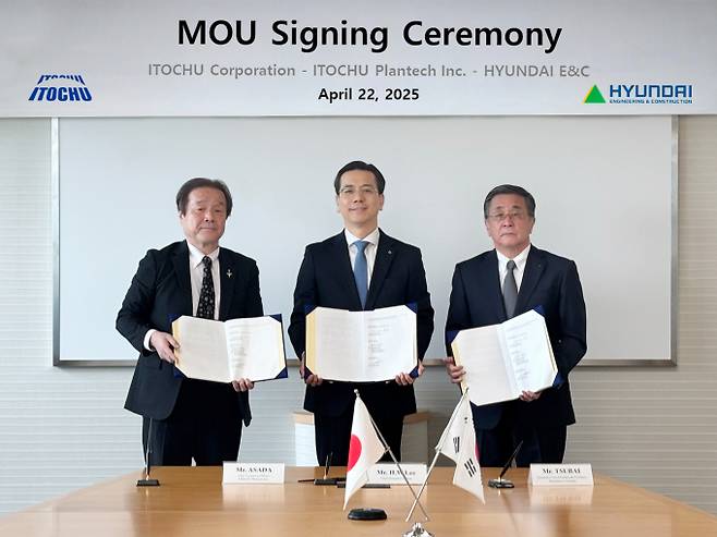 현대건설이 한·일 수교 60주년을 맞아 일본 기업과의 건설 협력을 강화하고 신사업 중심 파트너십을 확대한다. 사진은 지난 22일 일본 도쿄에 위치한 이토추상사 본사에서 이한우 현대건설 대표(가운데)와 츠바이 히로유키 이토추상사 부사장(오른쪽), 아사다 야스히코 이토추 플랜테크 사장(왼쪽)이 업무협약을 체결한 후 기념사진을 촬영하는 모습. /사진=현대건
