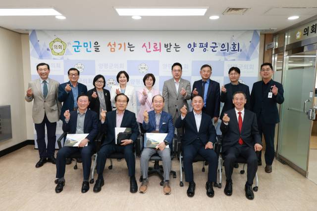 양평군의회 의정자문단 시즌3 자문 위원들이 기념촬영을 하고 있다. /사진제공=양평군의회