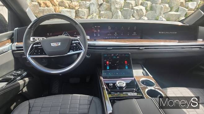 캐딜락 '더 뉴 에스컬레이드' 1열은 계기반부터 보조석까지 일체형 디스플레이가 적용됐다. /사진=김창성 기자