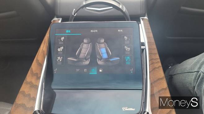캐딜락 '더 뉴 에스컬레이드' 2열에는 독립된 중앙 패드를 통해 시트의 각종 안마 기능을 조작할 수 있다. /사진=김창성 기자