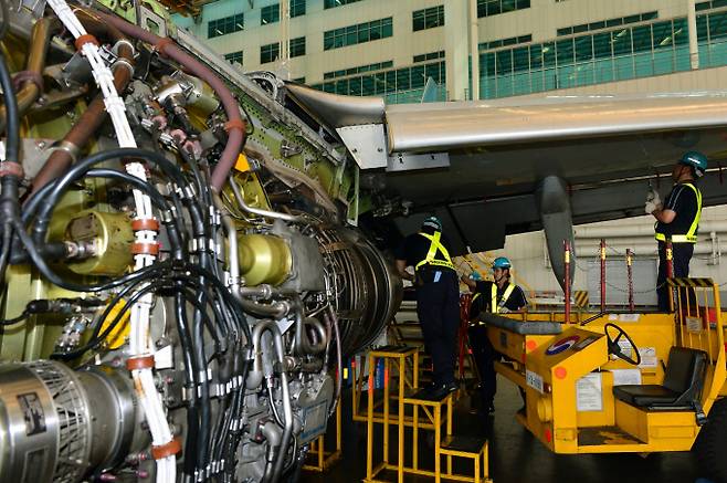 국토부가 해외 전문가의 도움을 받아 국내 항공기 정비사 등의 교육을 진행한다. 사진은 서울 강서구 공항동 대한항공 본사 격납고에서 정비사들이 항공기 정비를 하던 모습. /사진=뉴시스