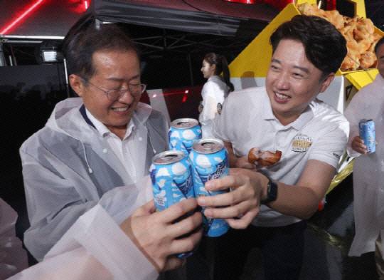 홍준표 국민의힘 경선 후보와 이준석 개혁신당 대선 예비후보. 연합뉴스