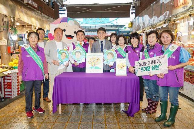 김완섭(앞줄 왼쪽 네 번째) 환경부 장관과 이필형(〃세 번째) 서울 동대문구청장이 지난 22일 청량리종합시장에서 진행된 ‘돌고 도는 에코백 캠페인’ 에서 기념촬영을 하고 있다. 동대문구청 제공