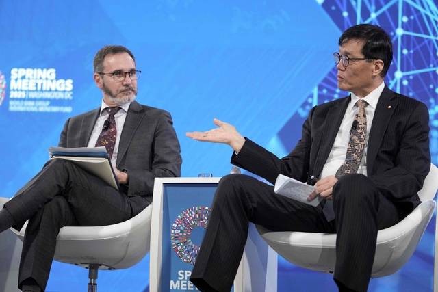 통화정책·인플레이션 토론 이창용(오른쪽) 한국은행 총재가 23일 미국 워싱턴DC에 있는 국제통화기금(IMF) 본부에서 열린 IMF-세계은행그룹(WBG) 춘계회의에서 피에르 올리비에 구랭샤스 IMF 경제고문 겸 연구 책임자와 통화정책 및 글로벌 인플레이션 등에 대해 토론을 하고 있다.  AFP 연합뉴스