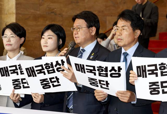 한덕수 대통령 권한대행 국무총리의 시정연설이 열리는 24일 서울 여의도 국회 본청 입구에서 열린 ‘일방적 통상협상 중단 민생추경 확대 촉구 야4당 공동 기자회견’에서 조국혁신당 황운하 원내대표가 발언하고 있다. 국회사진기자단