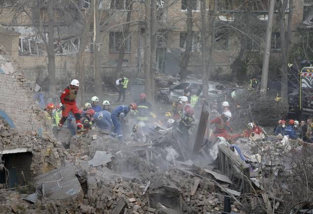 24일 우크라이나 키이우에 러시아의 대규모 공습이 이뤄진 가운데 구조대들이 한 주거용 건물 잔해에서 작업에 나서고 있다. EPA 연합뉴스