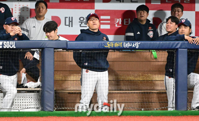 두산 이승엽 감독이 투수들의 제구 난조에 허탈해하고 있다 / 고척 = 유진형 기자 zolong@mydaily.co.kr