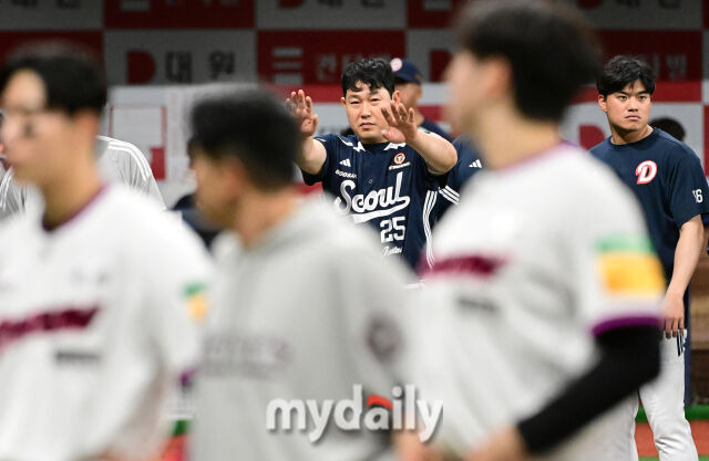 경기 후 두산 양의지가 키움 선수들을 진정시키고 있다 / 고척 = 유진형 기자 zolong@mydaily.co.kr