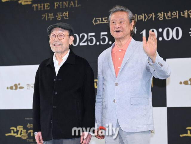 배우 신구(왼쪽), 박근형이 23일 서울 동숭동 예술가의집에서 진행된 '신구, 박근형의 <고도를 기다리며> X 한국문화예술위원회' 기자간담회에 참석했다./한혁승 기자