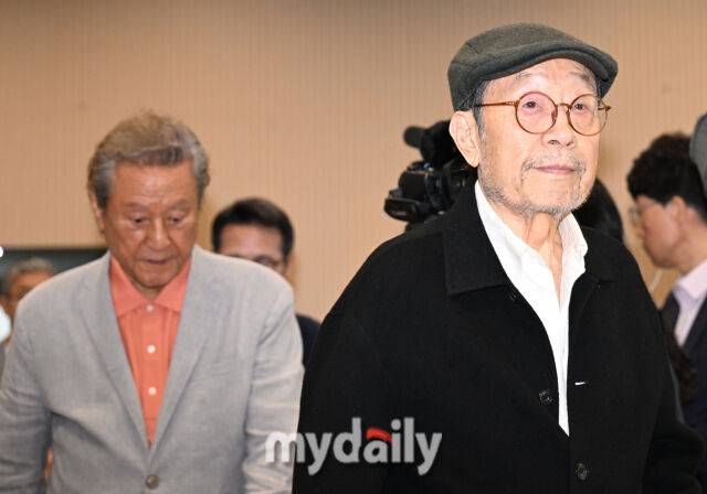 배우 신구(오른쪽), 박근형이 23일 서울 동숭동 예술가의집에서 진행된 '신구, 박근형의 <고도를 기다리며> X 한국문화예술위원회' 기자간담회에 참석했다./한혁승 기자