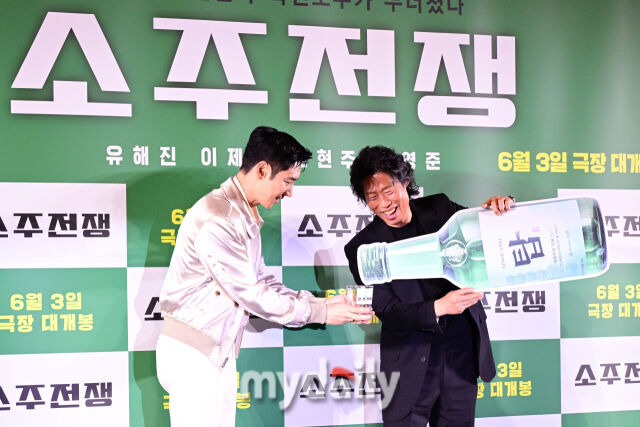 2025년 4월 24일 오전 서울 삼성동 메가박스에서 진행된 '소주전쟁' 제작발표회에서 이제훈과 유해진이 포즈를 취하고 있다. / 곽경훈 기자 kphoto@mydaily.co.kr