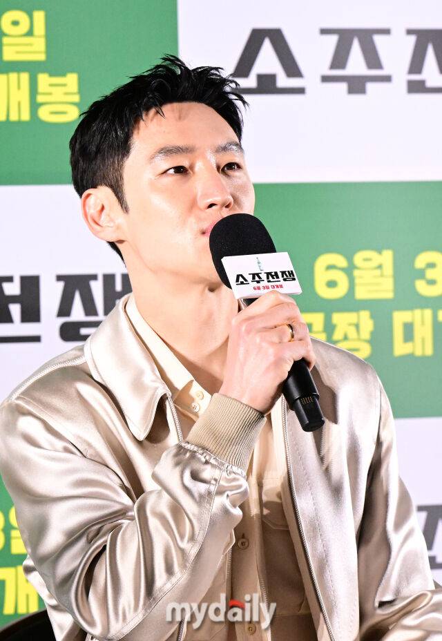 2025년 4월 24일 오전 서울 삼성동 메가박스에서 진행된 '소주전쟁' 제작발표회에서 최영준이 취재진의 질문에 답하고 있다. / 곽경훈 기자 kphoto@mydaily.co.kr