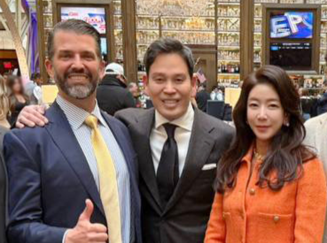 도널드 트럼프 미국 대통령 취임식 참석을 위해 지난 1월 18일(현지시간) 워싱턴DC를 찾은 정용진(가운데) 신세계그룹 정용진 회장이 트럼프 대통령의 장남인 트럼프 주니어(왼쪽)와 만나 부인 한지희 씨를 소개 후 기념 촬영을 하고 있다. [신세계그룹 제공]