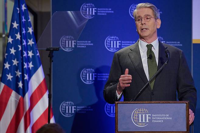 스콧 베선트 미국 재무부 장관이 23일(현지시간) 워싱턴 DC에서 열린 국제금융연구소(IIF) 주최 연설 및 대담 행사에서 연설하고 있다. [AP]