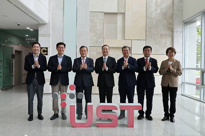용홍택(왼쪽부터) 한양대 교수, 유진녕 엔젤식스플러스 대표, 신성철 과학기술협력대사, 강대임 UST 총장, 김복철 KIRD 교수, 박한오 바이오니아 대표, 엄미정 STEPI 센터장.[UST 제공]