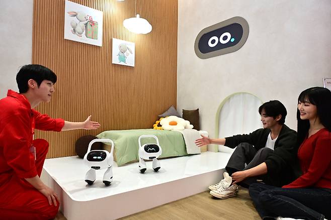 LG전자가 24일 서울 강남구 코엑스에서 개막한 국내 최대 정보통신기술 전시회 ‘2025 월드IT쇼(WIS)’에서 공감지능(Affectionate Intelligence, AI)으로 변화하는 라이프스타일을 제안한다고 밝혔다. [LG전자 제공]