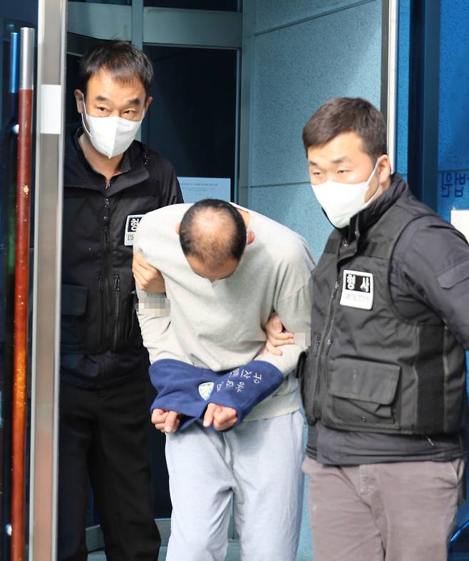 전처를 살해한 이집트인 A(30대)씨가 지난해 10월 28일 오후 청주지법에서 열린 영장실질심사(구속 전 피의자 심문)에 출석한 뒤 법원에서 나오고 있다. [연합]