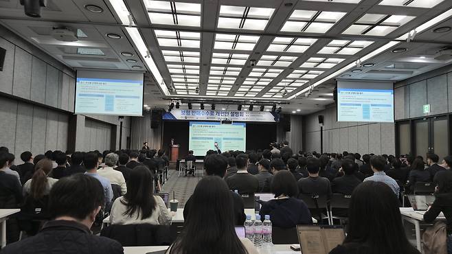 지난달 31일 서울 중구 은행회관 국제회의장에서 열린 ‘보험 판매수수료 개편안 설명회’에 법인보험대리점(GA) 업계 관계자들이 참석한 모습  [박성준 기자]