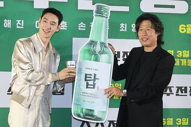 배우 이제훈과 유해진이 24일 서울 강남구 코엑스 메가박스에서 열린 영화 ‘소주전쟁’ 제작발표회에서 포즈를 취하고 있다.