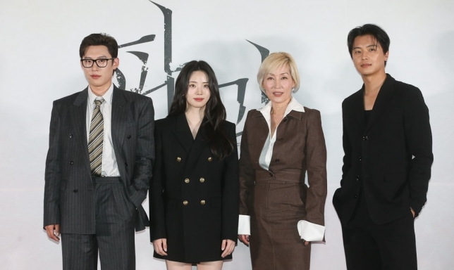 24일 서울 용산구 CGV용산에서 열린 ‘파과’ 언론시사회 및 기자간담회에 참석한 배우 김성철(왼쪽부터), 신시아, 이혜영, 연우진