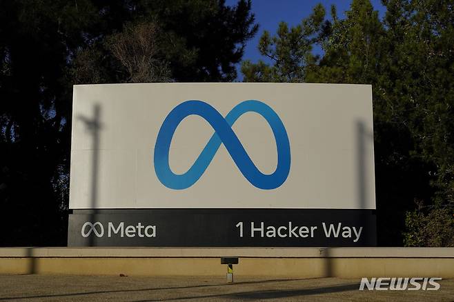 [멘로파크(미 캘리포니아주)=AP/뉴시스] ﻿﻿프랑스 주요 언론사 200곳이 페이스북·인스타그램 모회사 메타를 상대로 집단 소송을 제기했다. 사진은 미 캘리포니아주 맨로파크에 있는 메타 본사의 로고. 2025.04.24