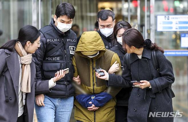 [서울=뉴시스] 정병혁 기자 = 아내를 둔기로 살해한 혐의를 받는 대형 로펌 출신 미국 변호사 현모씨가 12일 서울 성북구 성북경찰서에서 서울중앙지방검찰청으로 송치되고 있다. 2023.12.12. jhope@newsis.com