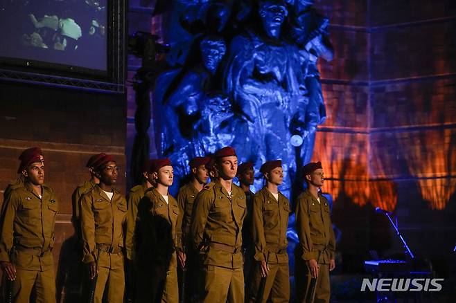 [예루살렘=AP/뉴시스]  이스라엘 예루살렘의 야드 바솀 홀로코스트 추모 박물관에서 이스라엘 군인들이 홀로코스트 희생자 추모 행사에 참석하고 있다.  4월 23일 일몰 시부터 24일 저녁까지 이어지는 이 행사는 나치독일과 그 협력자들이 학살한 600만 명의 유대인 희생자들을 추모하며 헌화하는 정부 공식 행사이다. 2025.04.24.