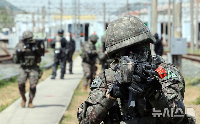 [부산=뉴시스] 하경민 기자 = 2025년 충무훈련의 하나로 '도시철도 피해복구 종합 실제훈련'이 열린 23일 부산 금정구 도시철도 1호선 노포차량정비창에서 군사경찰 대테러특임대가 테러범을 제압하고 있다.  전시 적 공격으로 인한 도시철도 시설피해 발생에 대비한 민·관·군·경·소방 합동훈련에는 53사단 부산여단과 부산교통공사, 금정구청, 금정소방서, 보건소, 부산항만공사, 금정결찰서 등 7개 기관 200여 명이 참가했다. 2025.04.23. yulnetphoto@newsis.com