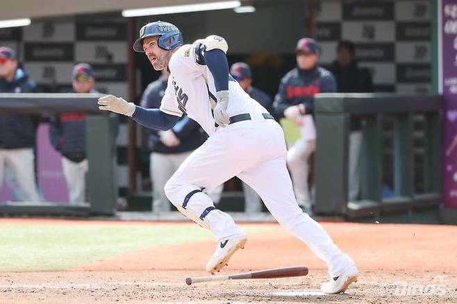 [서울=뉴시스] 프로야구 NC 다이노스 데이비슨이 지난 13일 부산 사직구장에서 열린 2025 신한 쏠뱅크 KBO리그 롯데 자이언츠와의 경기에서 안타를 친 뒤 달리고 있다. (사진=NC 다이노스 제공) 2025.04.13. *재판매 및 DB 금지