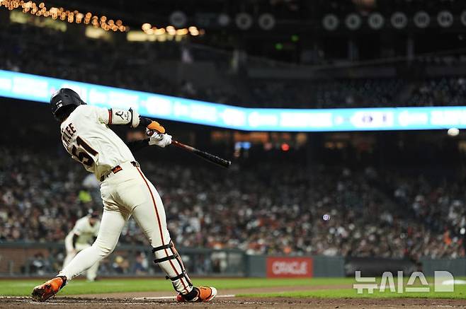 [샌프란시스코=AP/뉴시스] 샌프란시스코 자이언츠의 이정후가 지난 21일(현지 시간) 미 캘리포니아주 샌프란시스코의 오라클 파크에서 열린 2025 메이저리그 밀워키 브루어스와의 경기 7회 말 1타점 3루타를 치고 있다. 이정후는 4타수 1안타 1타점을 기록했고 샌프란시스코는 5-2로 역전승을 거뒀다. 2025.04.22.