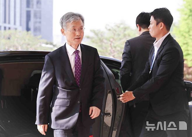 [서울=뉴시스] 김근수 기자 = 조희대 대법원장이 24일 오전 서울 서초구 대법원으로 출근하고 있다.대법원이 24일 이재명 더불어민주당 대선 경선후보 공직선거법 위반 사건을 심리하기 위해 전원합의체를 다시 열었다. 이는 조희대 대법원장이 이틀 전 직권 회부한 뒤 속행 심리를 신속히 연 것으로, 통상적인 일정과는 다른 이례적 조치다. 조 대법원장은 공직선거법 재판의 ‘6·3·3 원칙’ 준수를 강조하며 신속 심리를 추진하고 있다. 2025.04.24. ks@newsis.com