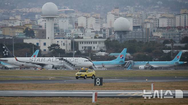[제주=뉴시스] 제주국제공항에서 항공기가 활주로에 착륙한 모습. woo1223@newsis.com