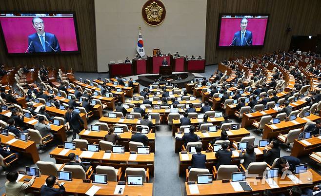 [서울=뉴시스] 국회사진기자단 = 한덕수 대통령 권한대행 겸 국무총리가 24일 서울 여의도 국회에서 추가경정예산안 제출과 관련한 시정 연설을 하고 있다. 대통령 권한대행의 국회 시정 연설은 1979년 박정희 전 대통령 사망 당시 최규하 권한대행 이후 46년 만이다. 2025.04.24. photo@newsis.com