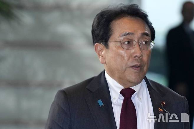 [도쿄=AP/뉴시스]미국과의 관세 협상을 담당하고 있는 아카자와 료세이(赤沢亮正) 경제재생상이 이달 30일부터 내달 2일까지 사흘 간 일정으로 미국을 방문한다고 24일 일본 공영 NHK가 보도했다. 사진은 아카자와 재생상이 지난해 10월 1일 도쿄 총리 관저로 들어서고 있는 모습. 2025.04.24.