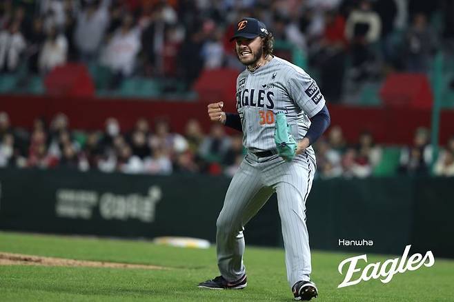 [서울=뉴시스] 프로야구 한화 이글스 코디 폰세가 지난 15일 인천 SSG랜더스필드에서 열린 2025 신한 쏠뱅크 KBO리그 SSG 랜더스와의 경기에 선발 등판해 삼진을 잡은 뒤 환호하고 있다. (사진=한화 이글스 제공) 2025,04.15. *재판매 및 DB 금지