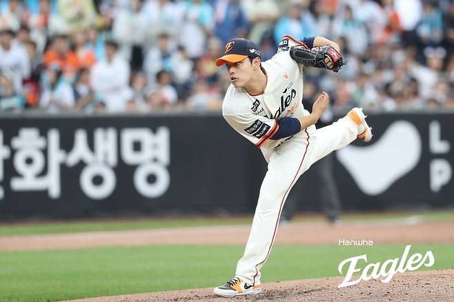 [서울=뉴시스] 프로야구 한화 이글스 문동주가 지난 19일 대전 한화생명볼파크에서 열린 NC 다이노스와의 2025 신한 쏠뱅크 KBO리그 경기에 선발 등판해 공을 던지고 있다. (사진=한화 이글스 제공) 2025,04.19. *재판매 및 DB 금지