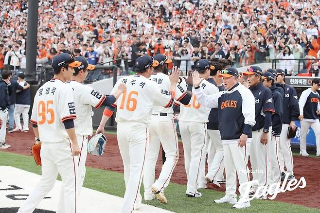 [서울=뉴시스] 프로야구 한화 이글스 선수단이 지난 20일 대전 한화생명볼파크에서 열린 2025 신한 쏠뱅크 KBO리그 NC 다이노스와의 경기에서 승리를 거둔 뒤 그라운드를 나서고 있다. (사진=한화 이글스 제공) 2025.04.20. *재판매 및 DB 금지