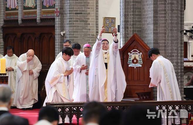 [서울=뉴시스] 이영환 기자 = 천주교 서울대교구장 정순택 대주교가 24일 오전 서울 중구 명동대성당에서 프란치스코 교황 추모 미사를 집전하고 있다. 2025.04.24. 20hwan@newsis.com