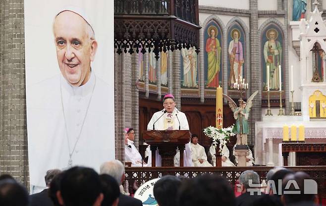 [서울=뉴시스] 이영환 기자 = 천주교 서울대교구장 정순택 대주교가 24일 오전 서울 중구 명동대성당에서 프란치스코 교황 추모 미사를 집전하고 있다. 2025.04.24. 20hwan@newsis.com