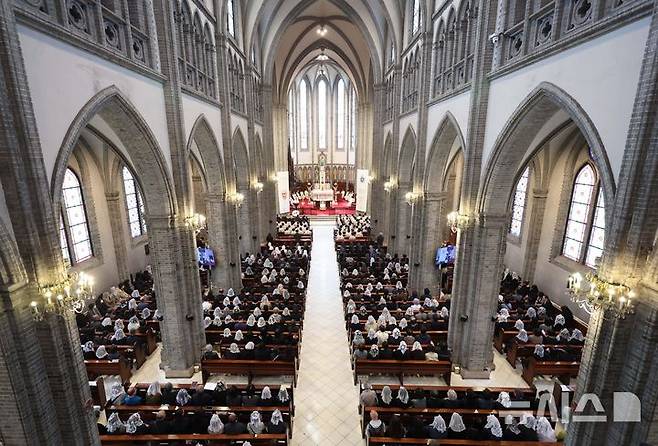 [서울=뉴시스] 이영환 기자 = 24일 오전 서울 중구 명동대성당에서 천주교 서울대교구장 정순택 대주교 주례로 프란치스코 교황 추모 미사가 거행되고 있다. 2025.04.24. 20hwan@newsis.com