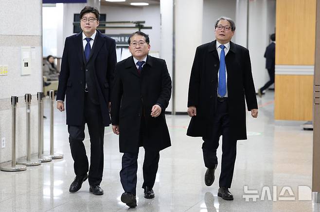 [서울=뉴시스] 사진은 지난해 11월 25일 김학의 전 법무부 차관에 대한 '불법 출국금지' 혐의로 재판에 넘겨진 조국혁신당 이규원(왼쪽부터) 대변인, 차규근 의원, 이광철 전 청와대 비서관이 25일 서울 서초구 서울고등법원에서 열린 항소심 선고 공판을 마친 뒤 법정을 나서는 모습. (공동취재) 2025.04.24. photo@newsis.com