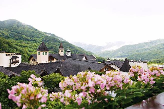 [서울=뉴시스] 부영그룹 무주덕유산리조트 봄 풍경. 2025.04.24. (사진=부영그룹 제공) photo@newsis.com  *재판매 및 DB 금지