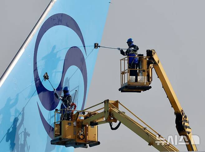 [서울=뉴시스] 김명년 기자 = 24일 오전 인천국제공항에 위치한 대한항공 정비 격납고에서 관계자들이 봄맞이 항공기 동체 세척을 하고 있다. 2025.04.24. kmn@newsis.com