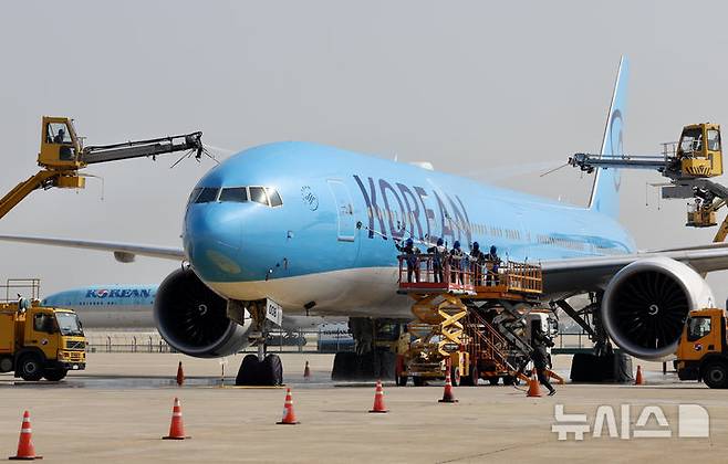 [서울=뉴시스] 김명년 기자 = 24일 오전 인천국제공항에 위치한 대한항공 정비 격납고에서 관계자들이 봄맞이 항공기 동체 세척을 하고 있다. 2025.04.24. kmn@newsis.com